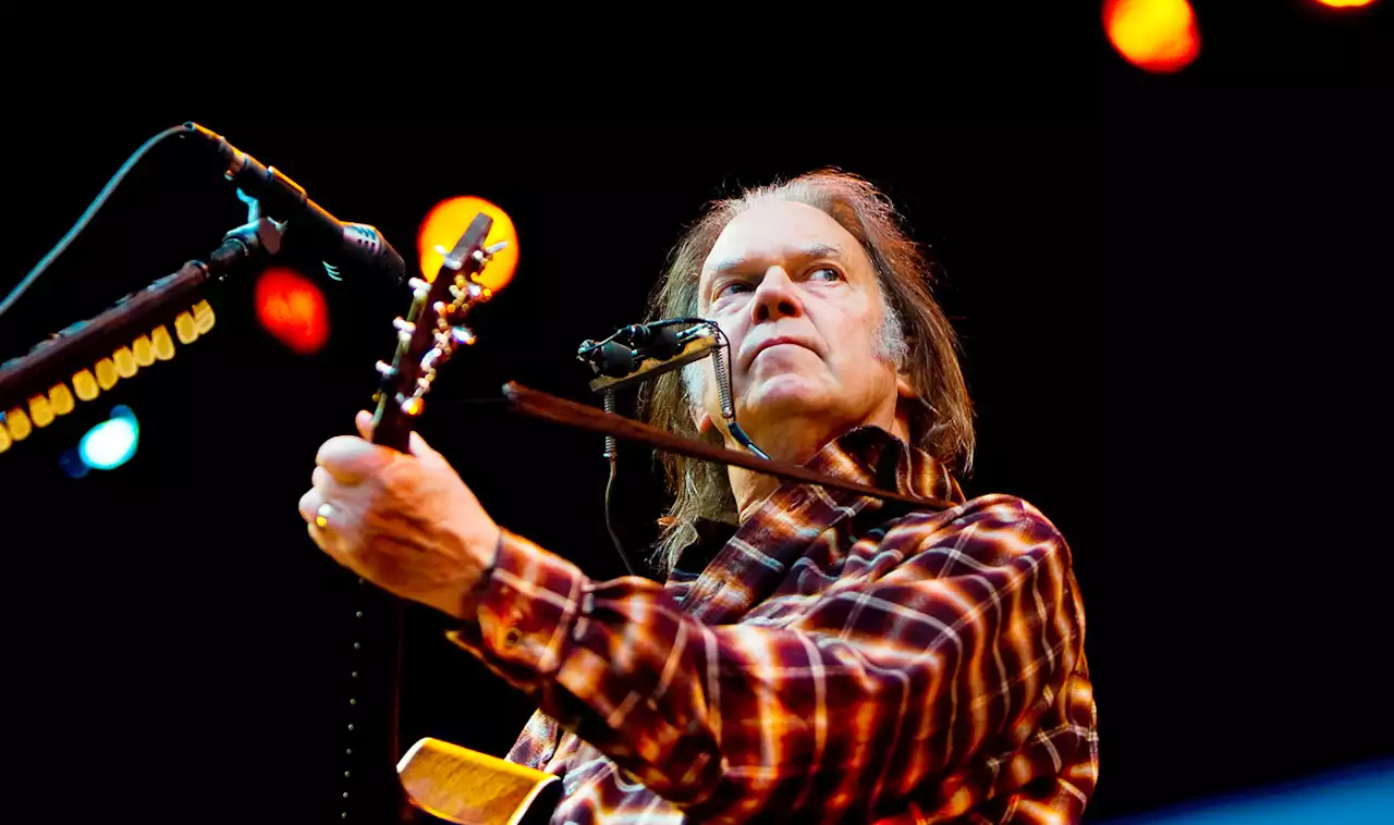 Neil Young contro Spotify: «Alcuni podcast diffondono informazioni errate sui vaccini» - iO Donna