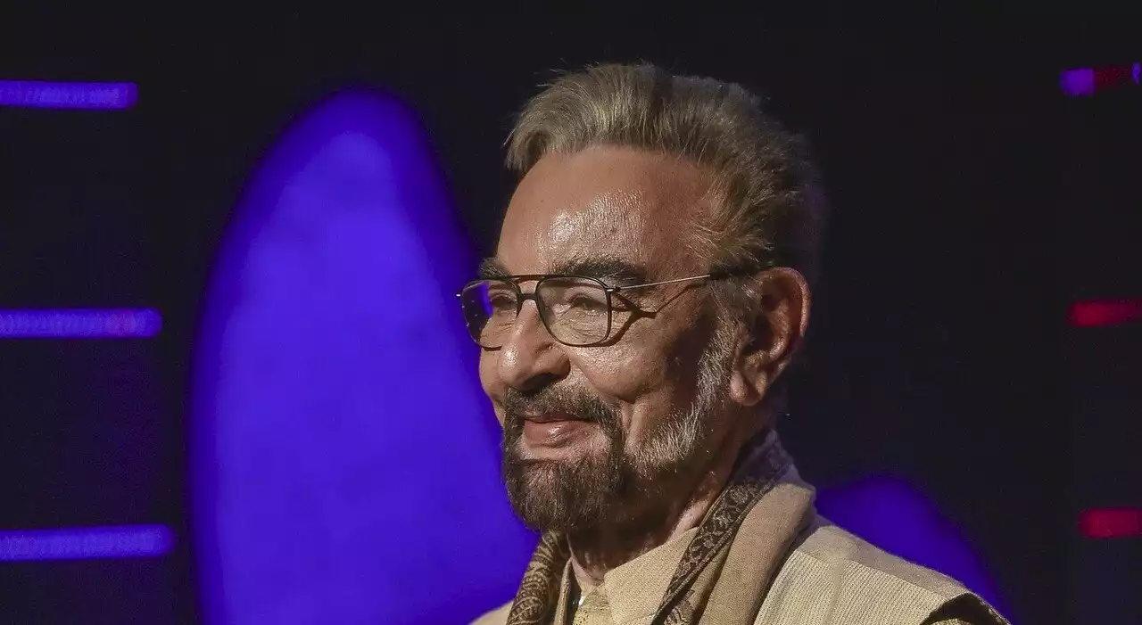 Gf Vip, Kabir Bedi choc: «Mio figlio si è ucciso, ho provato a evitarlo ma ho fallito». Studio in lacrime