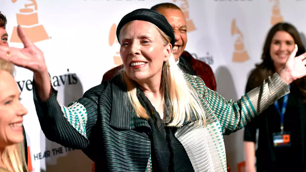 Joni Mitchell accanto a Neil Young nella protesta contro Spotify