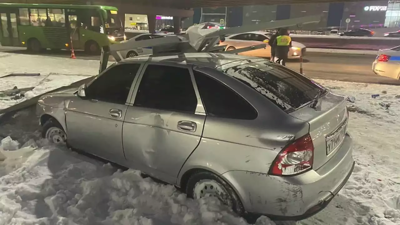 В Тюмени автомобиль въехал в автобусную остановку, есть пострадавшие