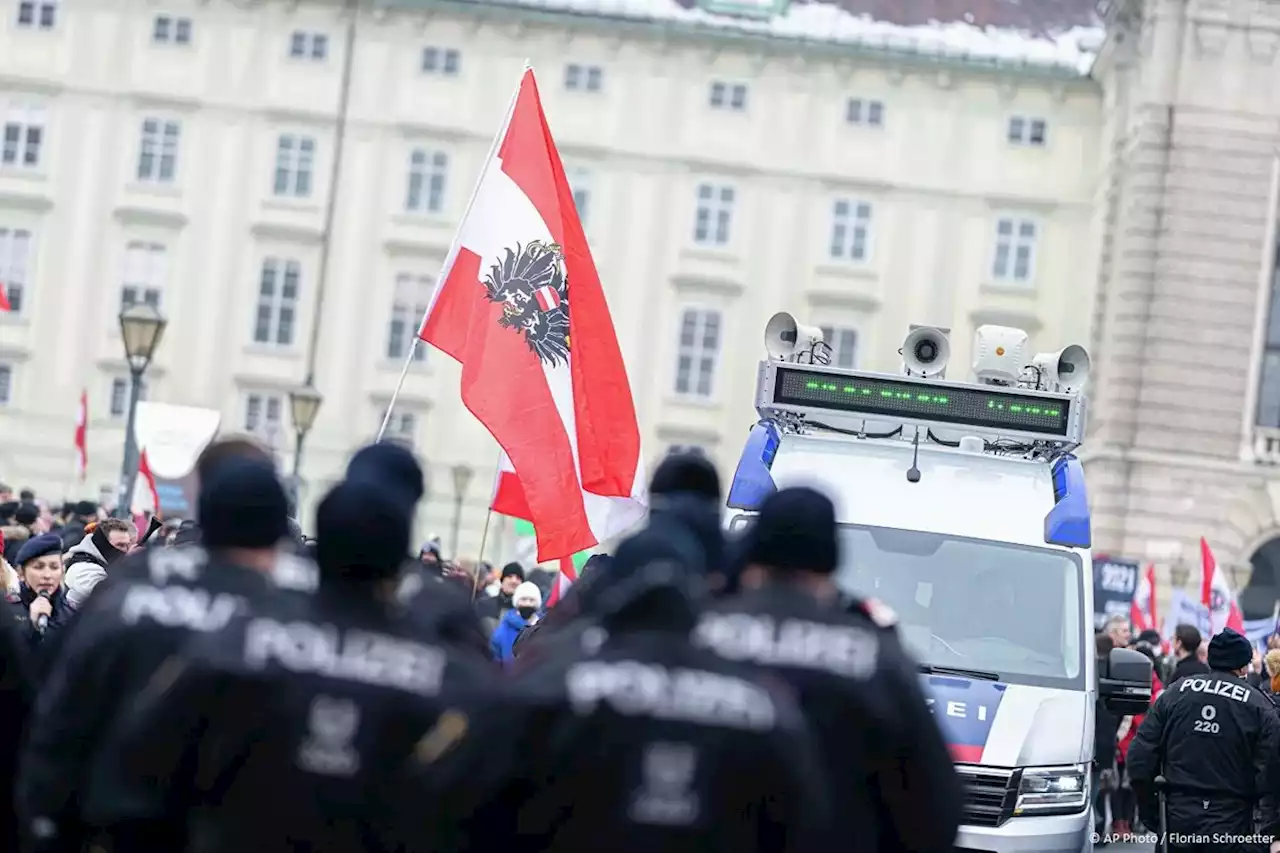 Тысячи человек в Вене протестуют против обязательной вакцинации от COVID-19