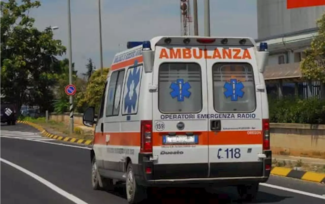 Incidente nel Cuneese, si ribalta con il trattore: morto 86enne