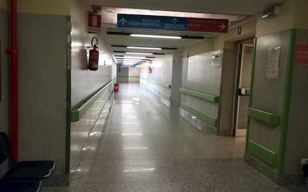 Palermo, muore il padre in ospedale: 2 donne danneggiano porta reparto