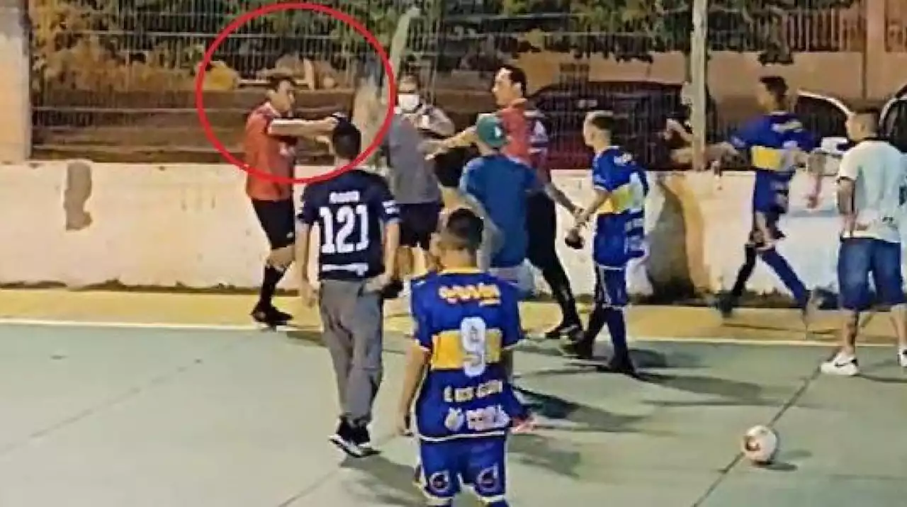 Partido terminó con el árbitro apuntándoles con una pistola a los jugadores