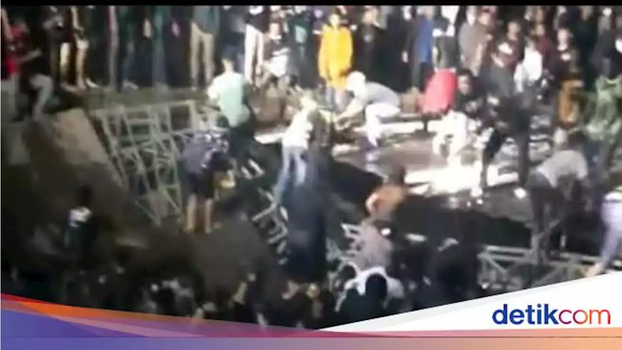 Panggung Ambruk Saat Konser Dangdut di Kediri, Penonton Tercebur ke Kolam