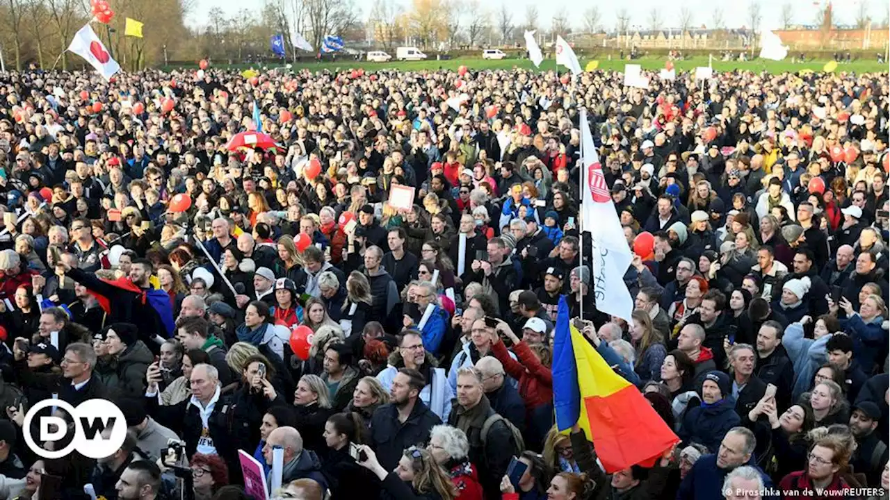 Tausende in Amsterdam gegen Corona-Lockdown | DW | 03.01.2022