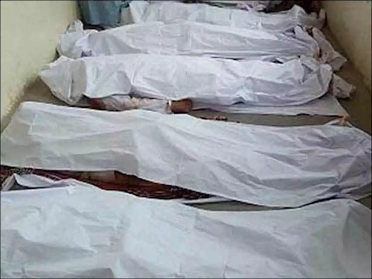 فیکٹری کے کیمیکل ٹینک کی صفائی کے دوران دم گھٹنے سے 4 مزدور جاں بحق - ایکسپریس اردو