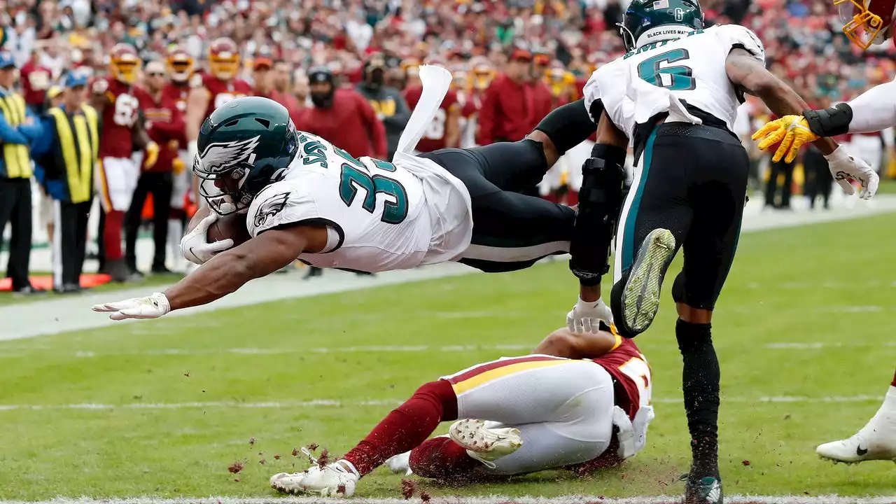 Scott's two TDs help Eagles overcome Washington, 20-16