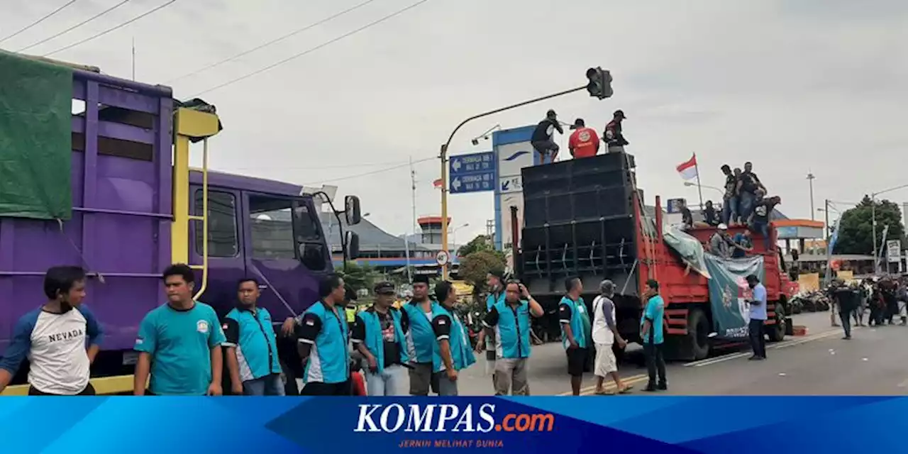 Tolak Larangan Kendaraan ODOL, Sopir Truk Tutup Pelabuhan Ketapang Banyuwangi