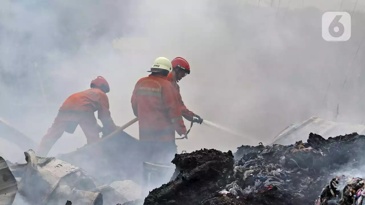 2 Orang Diduga Lempar Sesuatu, Rumah dan 8 Motor di Tebet Terbakar