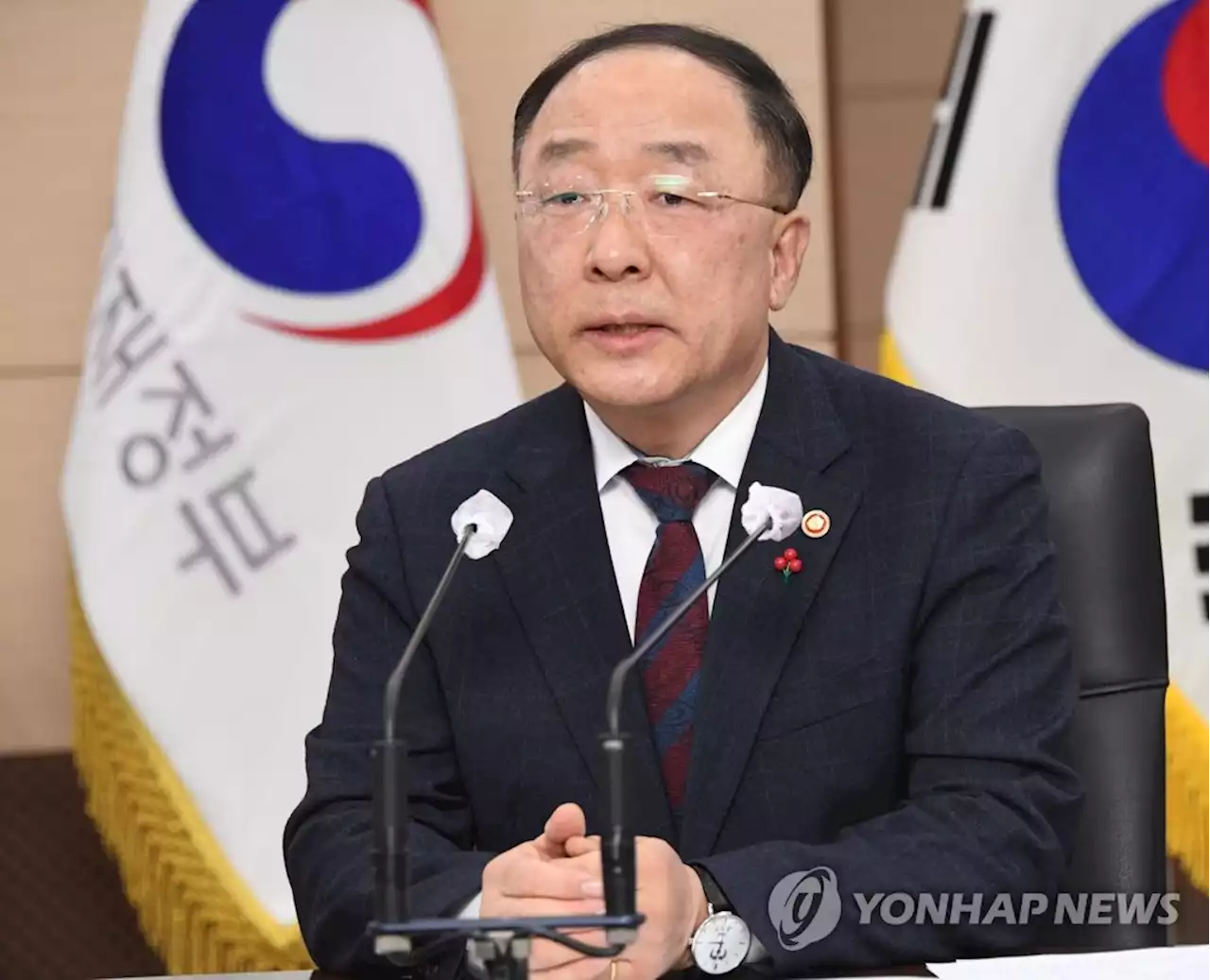 홍남기 '추경, 정부가 종합판단해 결정'…'고려안해→검토가능'(종합) | 연합뉴스
