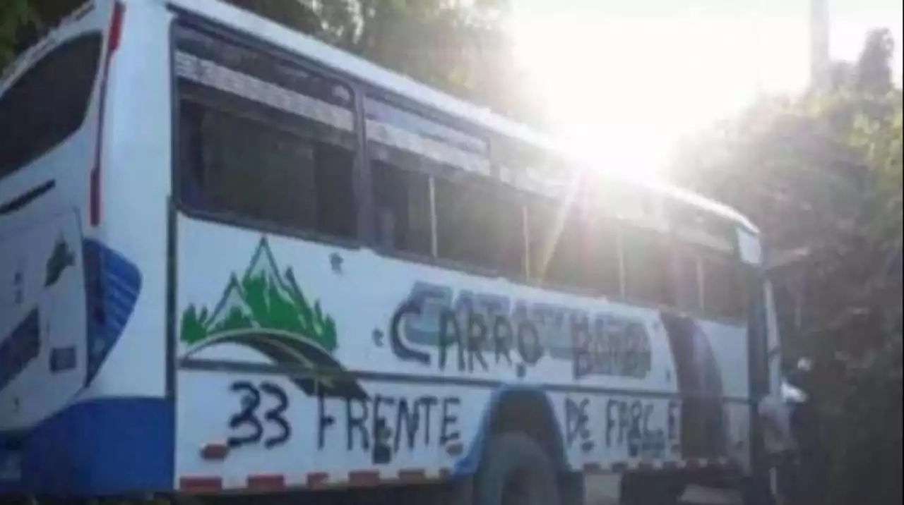 Supuesto ‘bus-bomba’ es atravesado en una vía en la región de Catatumbo