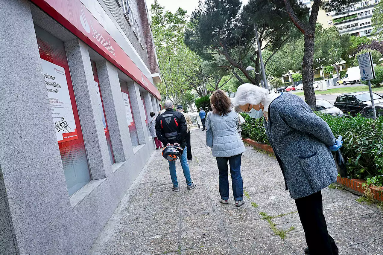 El PSOE plantea establecer franjas horarias específicas de atención a los mayores en los bancos