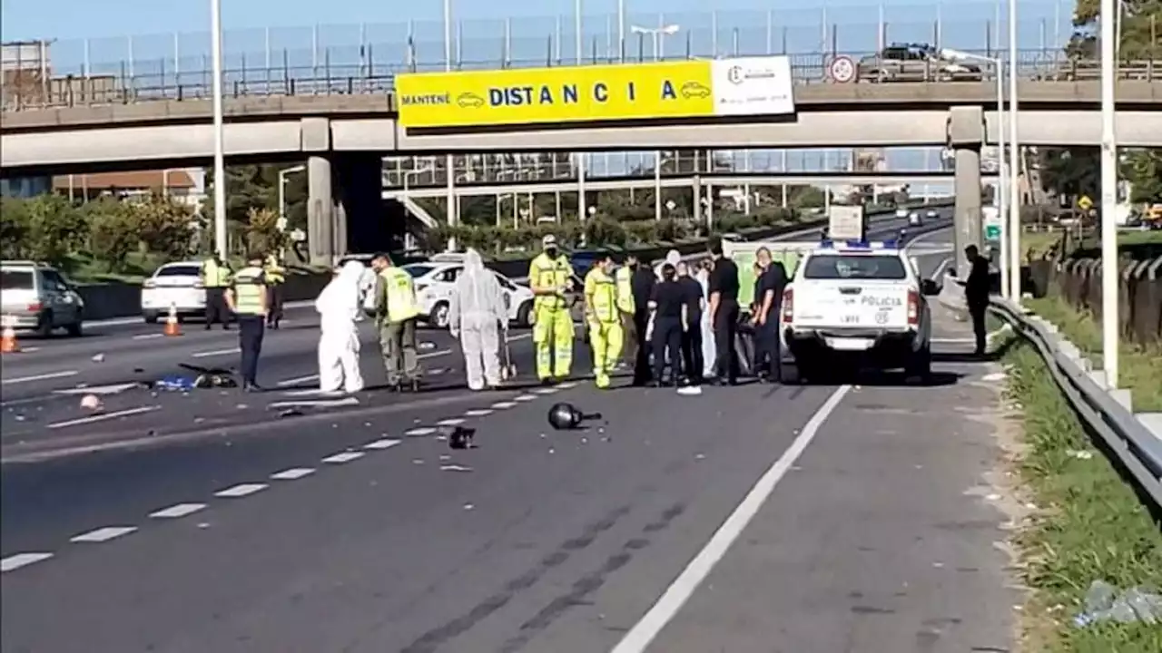 Dos motochorros se metieron a contramano en la autopista para escapar de la Policía: uno murió arrollado