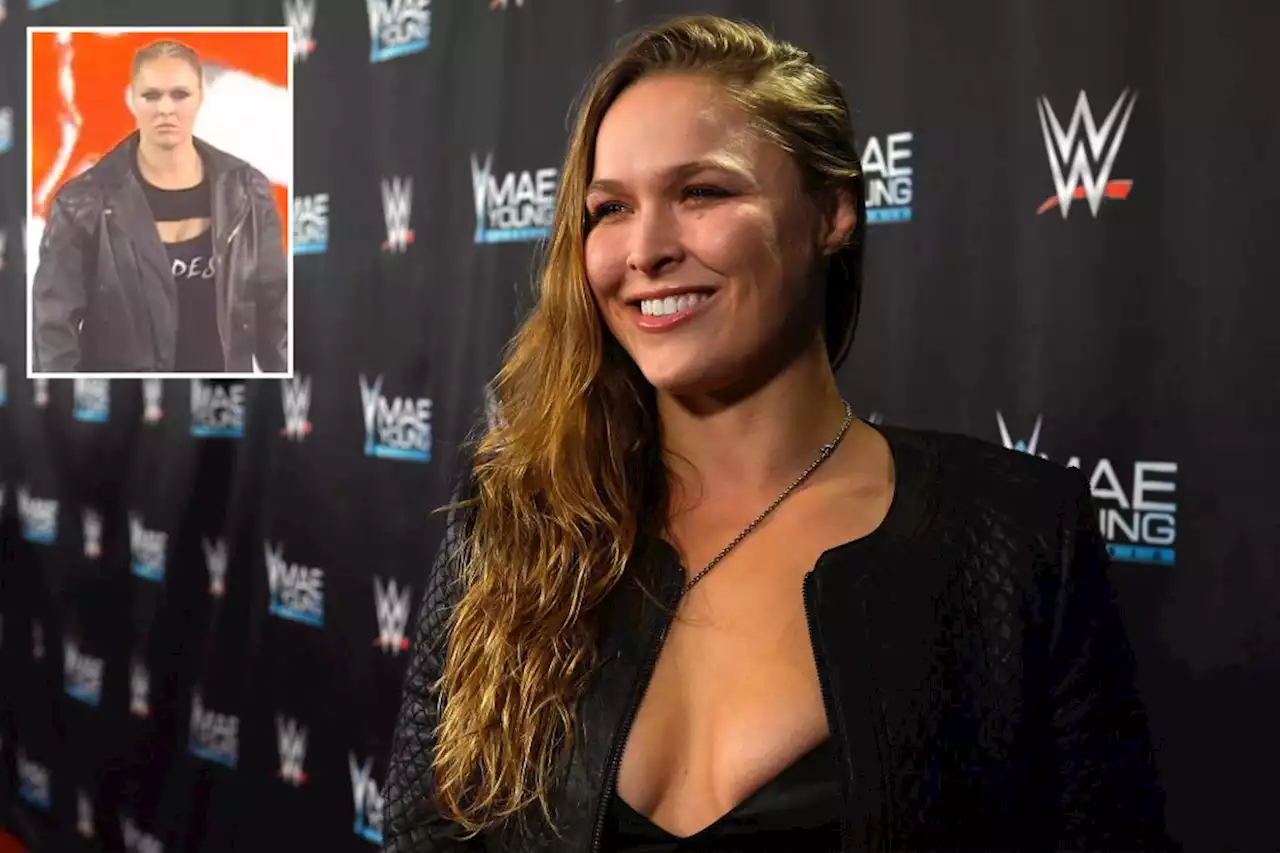 Ronda Rousey returns to WWE, eliminates Charlotte Flair to win Royal Rumble