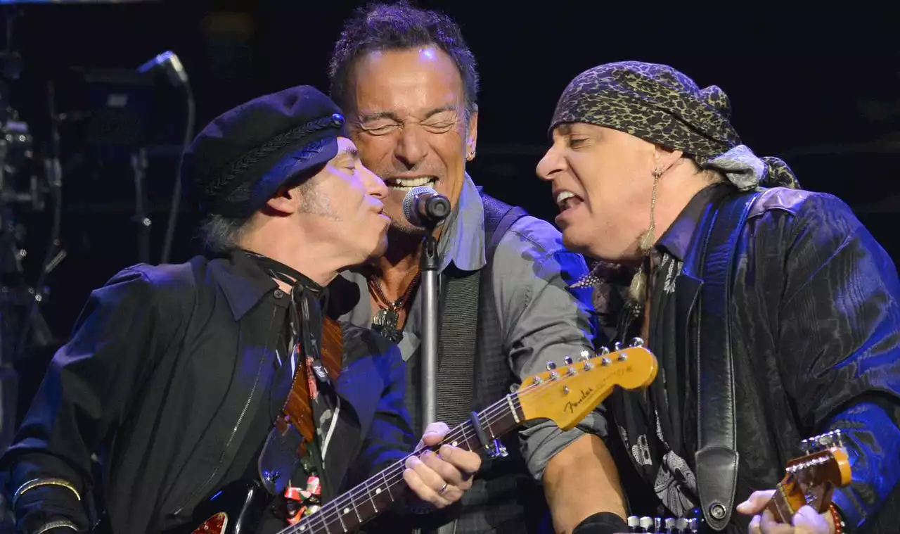 E Street Band member pulls music off Spotify, stands with Neil Young over Joe Rogan controversy