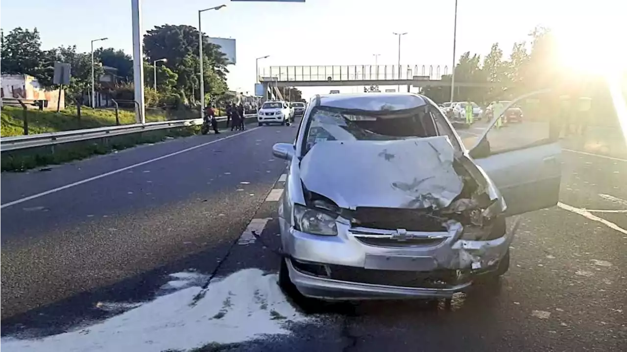 Huían en moto a contramano, esquivando autos en el Acceso Oeste: un muerto y un herido