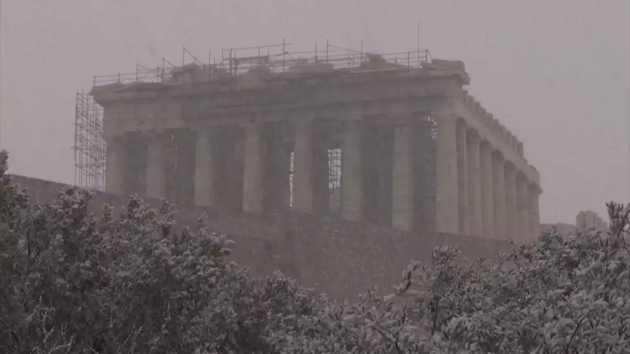 Heavy snow paralyses Greek capital, crews struggling to free stranded drivers