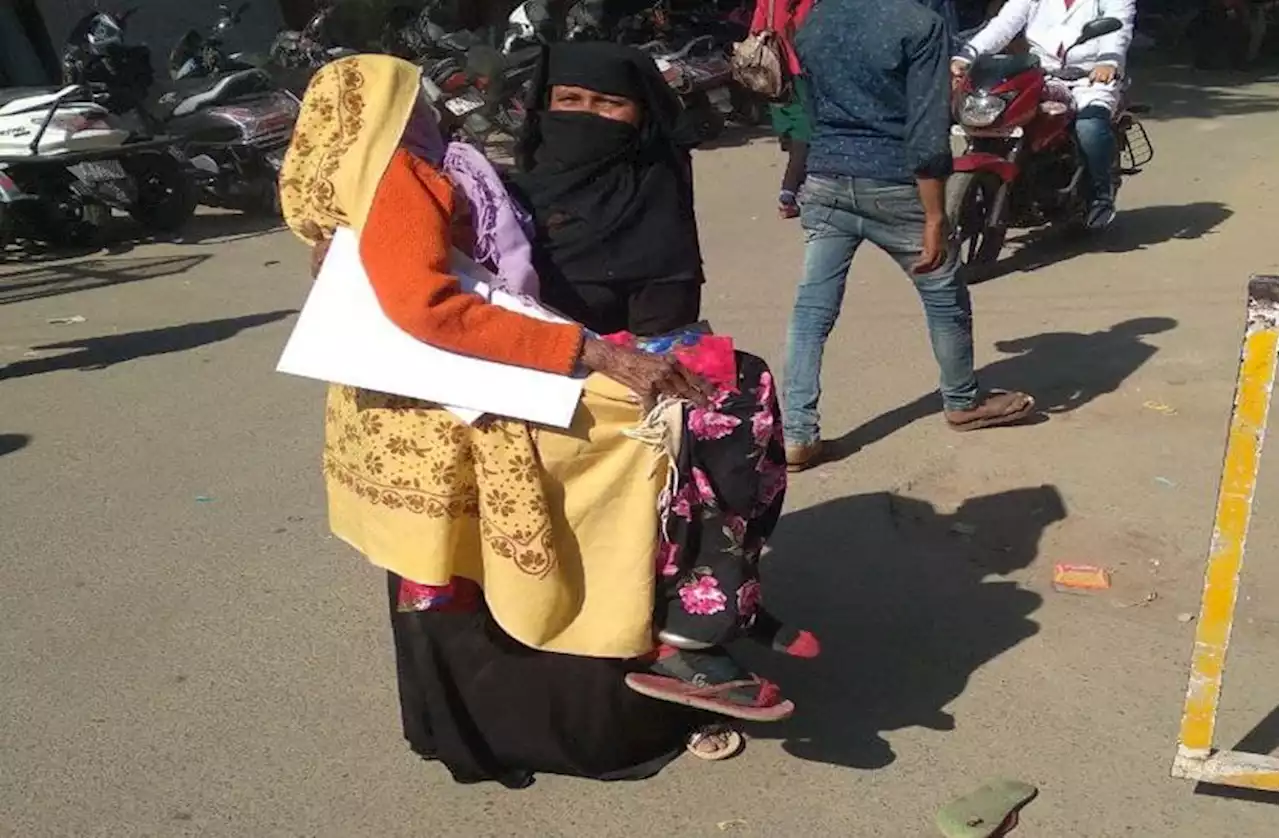 Woman 90 साल की वृद्धा को गोद में उठाकर इलाज के लिए घूमती रहीं महिला | Woman carrying 90 years old woman in her lap roaming around for treatm | Patrika News