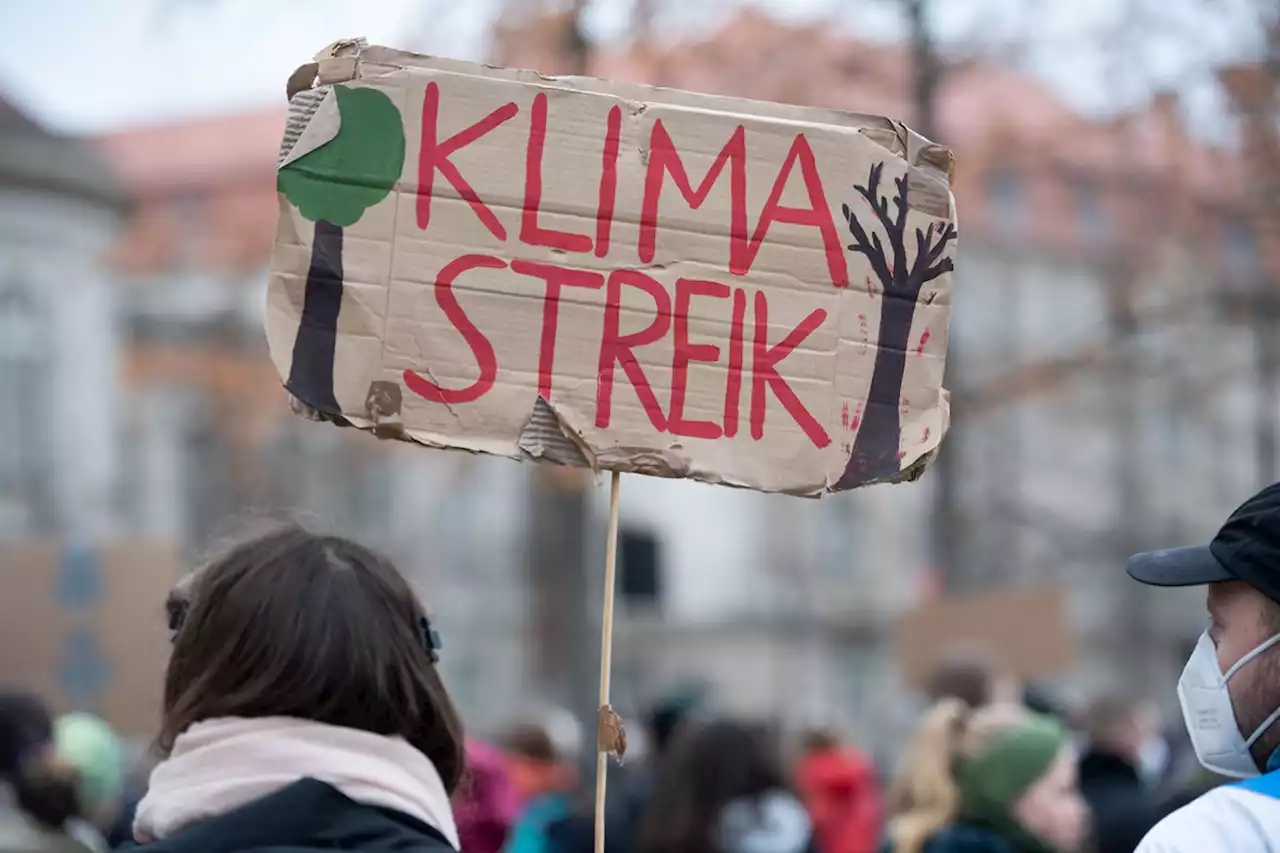 Demo: Klimaaktivisten blockieren A100 in Berlin