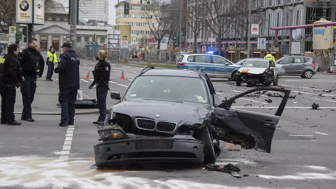 Altenpfleger von BMW-Raser schwer verletzt – Trümmer flogen meterweit