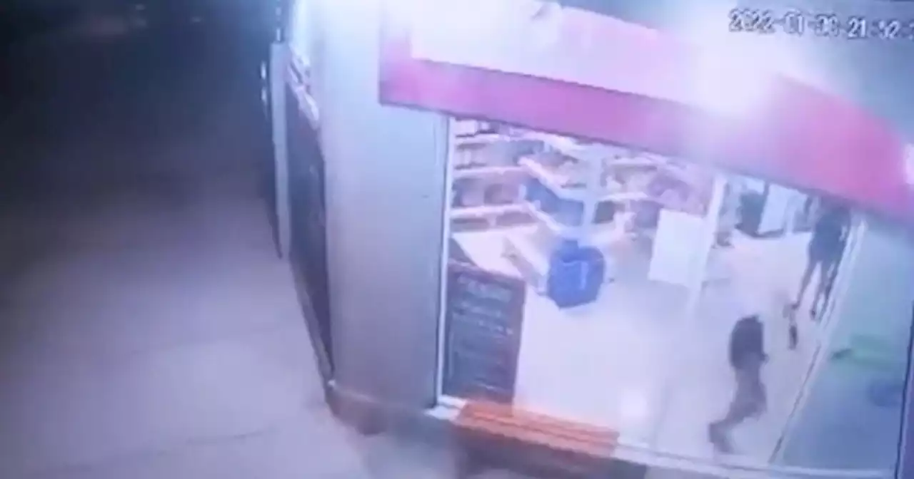 Video: lo atacaron sicarios desde una moto y cayó muerto dentro de un supermercado de Rosario