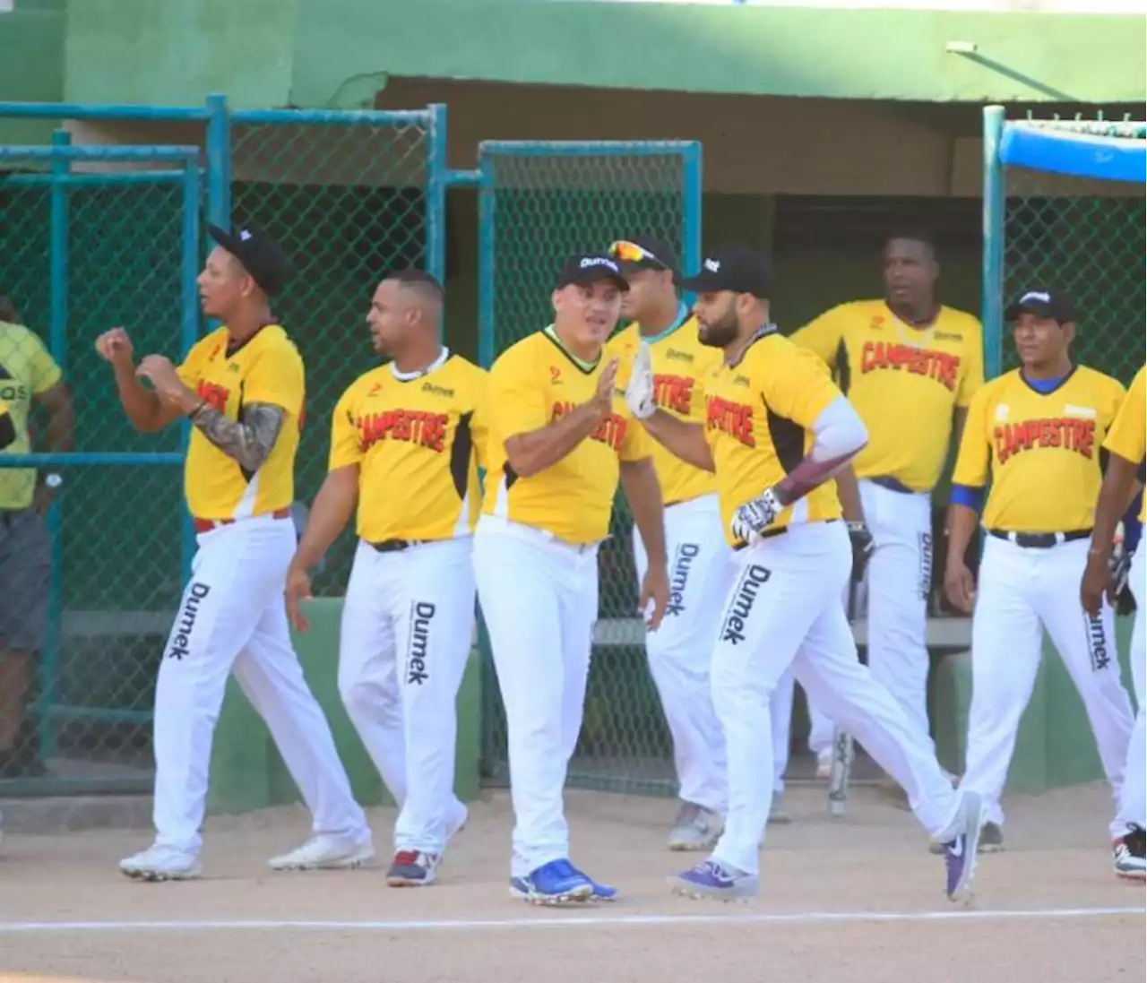 Hay tres equipos en carrera por el título en el Sóftbol Juega Por Tu Barrio