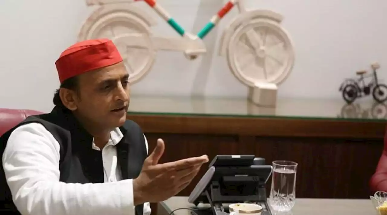 यूपी चुनावः अखिलेश यादव ने घोषित की अपनी संपत्ति, पत्नी डिंपल से लिया है लाखों का कर्ज, जानें कितने के मालिक हैं