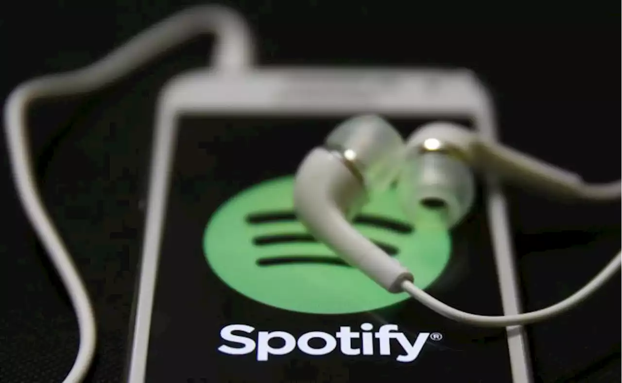 Spotify toma medidas ante críticas por desinformación en podcast que hablan sobre la covid-19