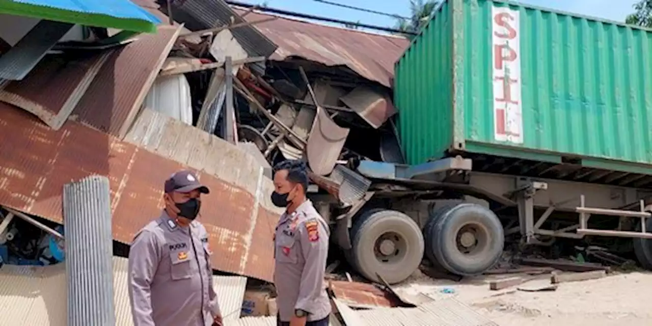 Truk Tronton Seruduk Toko di Samarinda, 2 Penghuni Tertimpa Reruntuhan Bangunan | merdeka.com