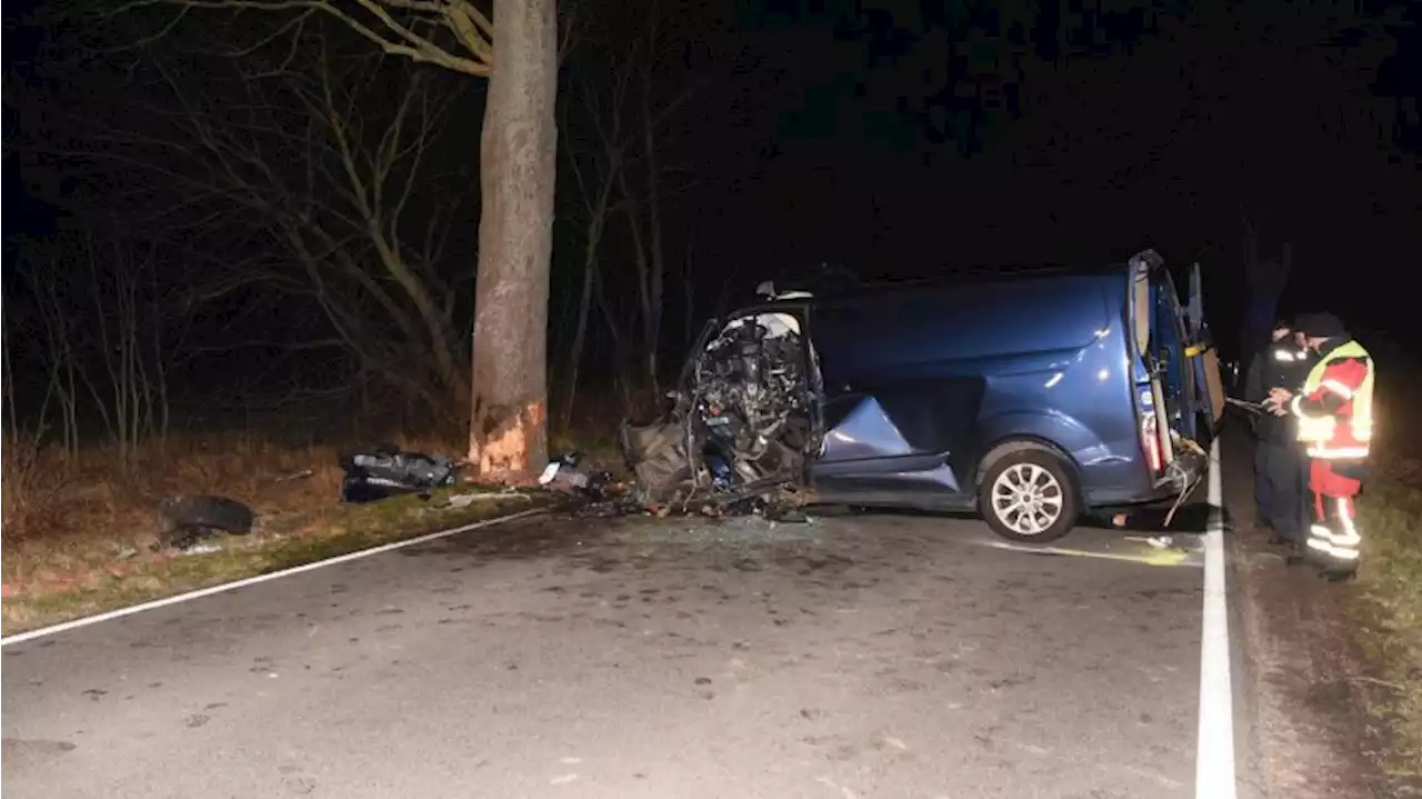 Märkisch-Oderland: Transporter-Fahrer stirbt bei Unfall