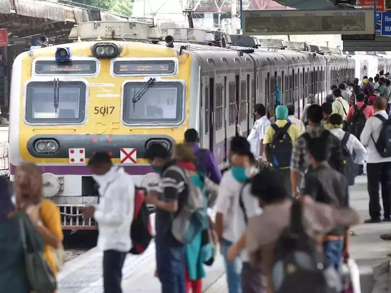 बजट 2022-23 से मुंबई को क्या उम्मीद? लोकल की यात्रा करने वालों को मिल सकती है सौगात