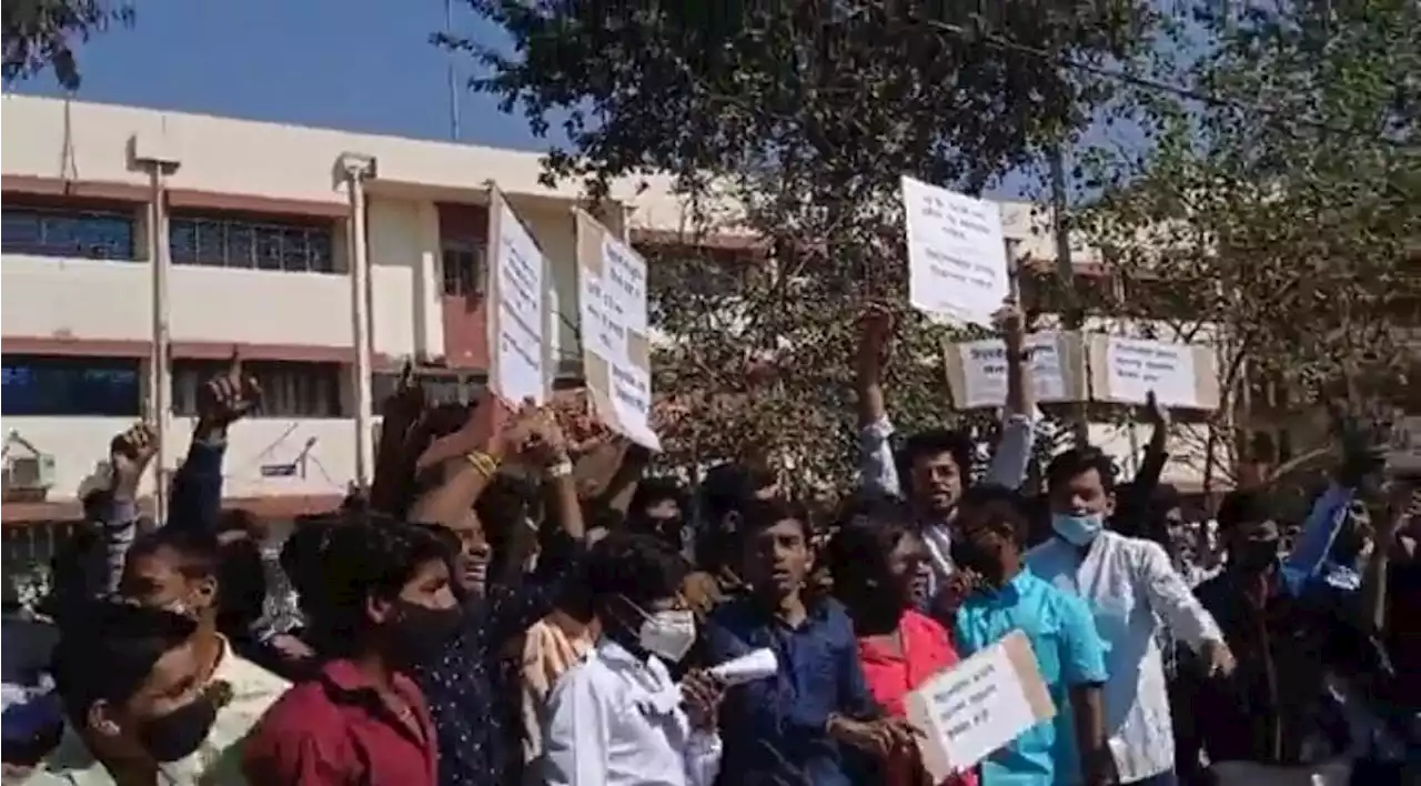 महाराष्ट्रः ऑफलाइन एग्जाम के विरोध में प्रदर्शन, ऑनलाइन ऑप्शन देने की मांग