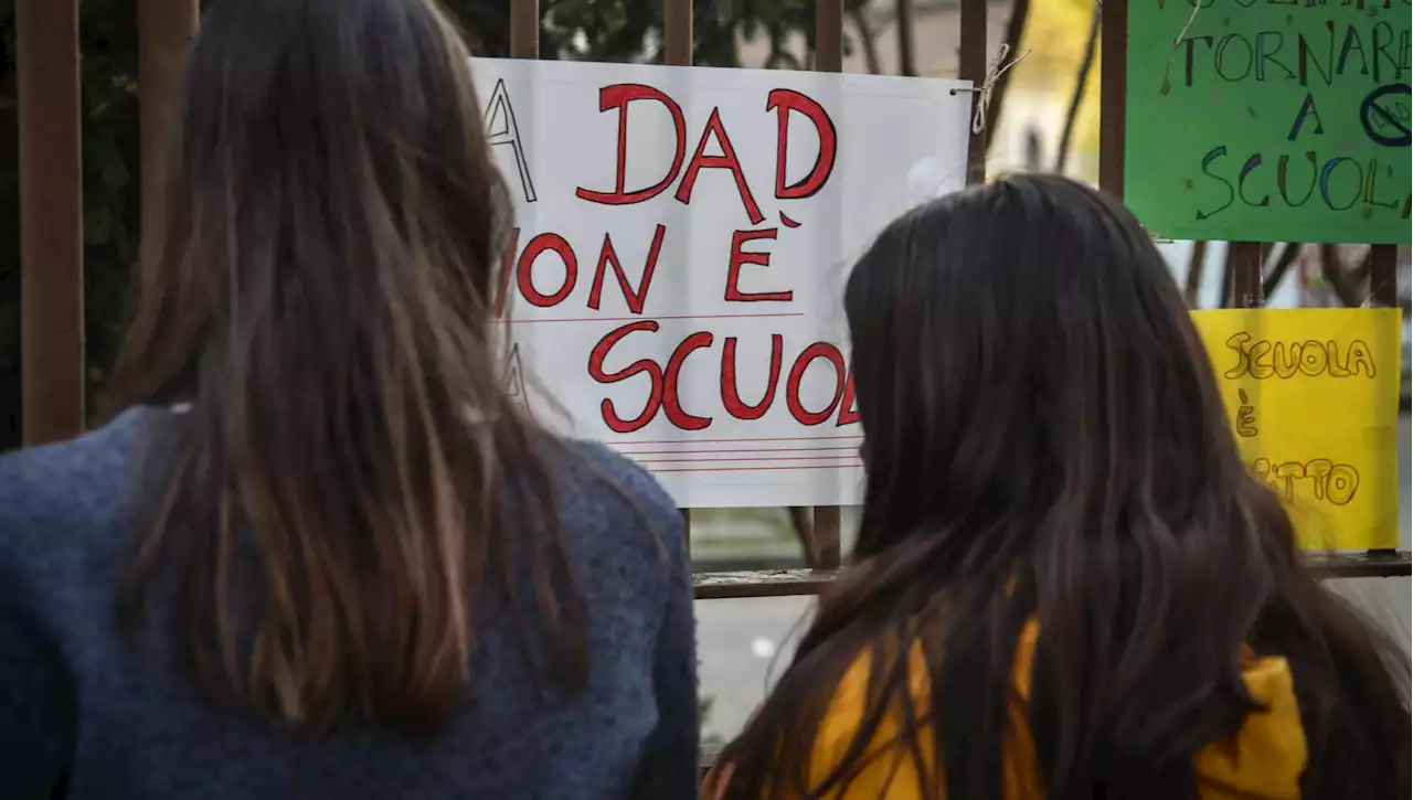 La scuola dimezza la Dad: quarantene di 5 giorni per vaccinati e guariti