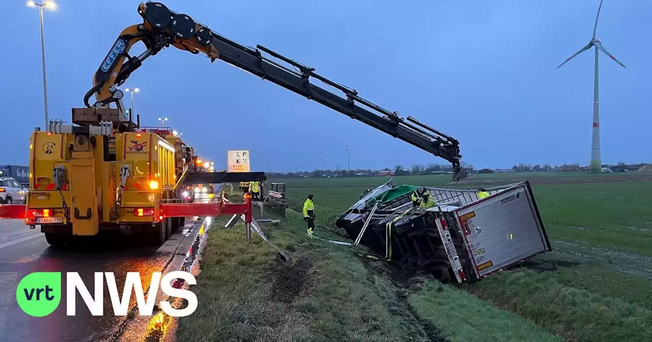 Vrachtwagen Belandt In Berm E19, Chauffeur Komt Er Met De Schrik Van Af