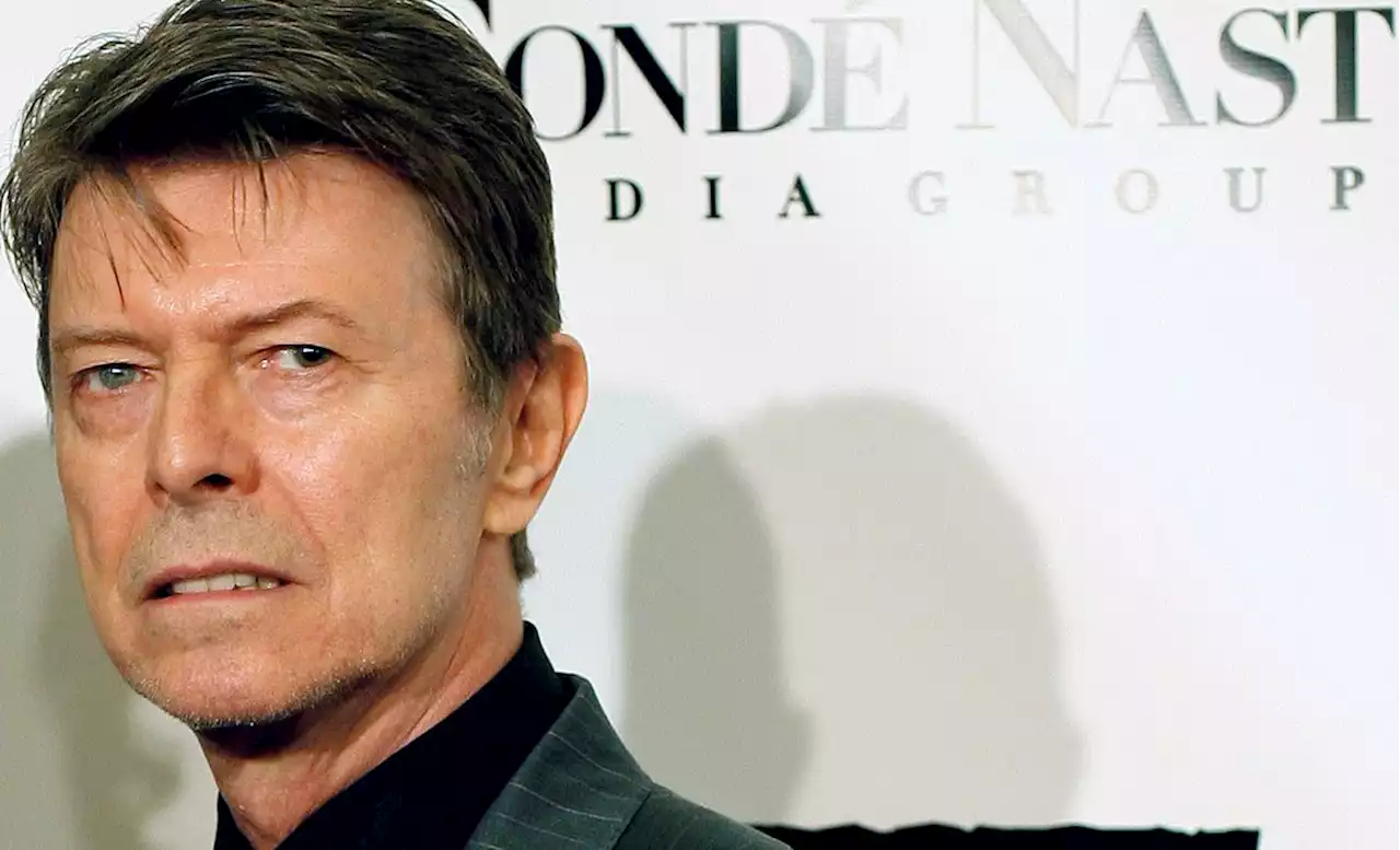 David Bowie’s extensive music catalog is sold to Warner