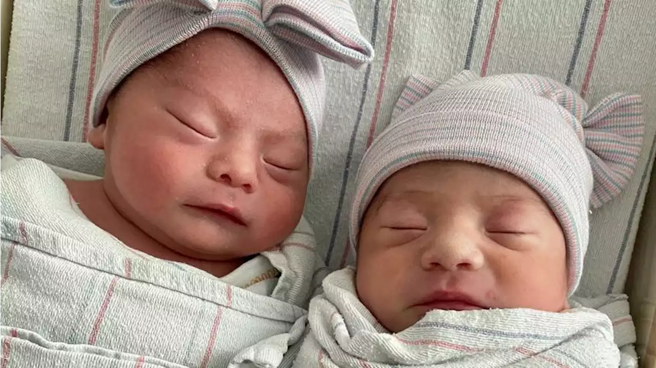 Parents welcome twins born in different years, 15 minutes apart