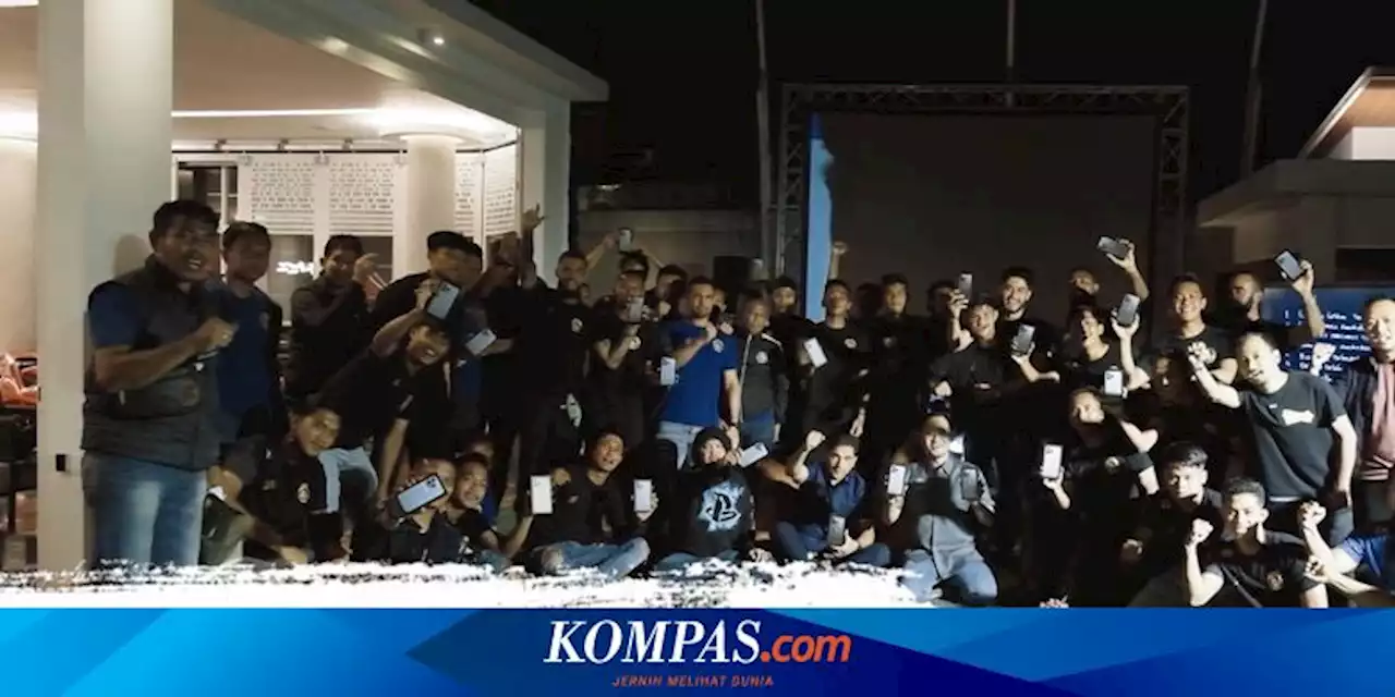 Crazy Rich Malang Bagi-bagi Kado Ponsel Mewah untuk Personel Arema FC