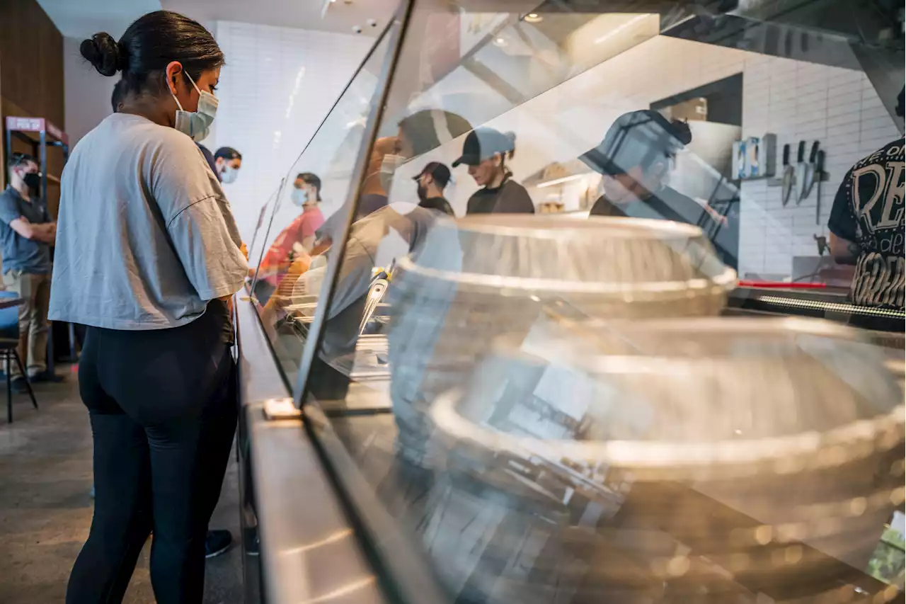 Internet backs Chipotle employees after man posts video blasting working conditions