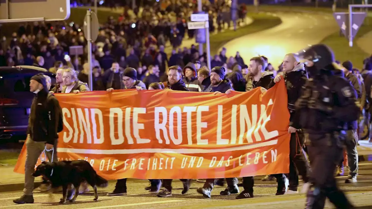 Demonstranten attackieren Polizei in Sachsen