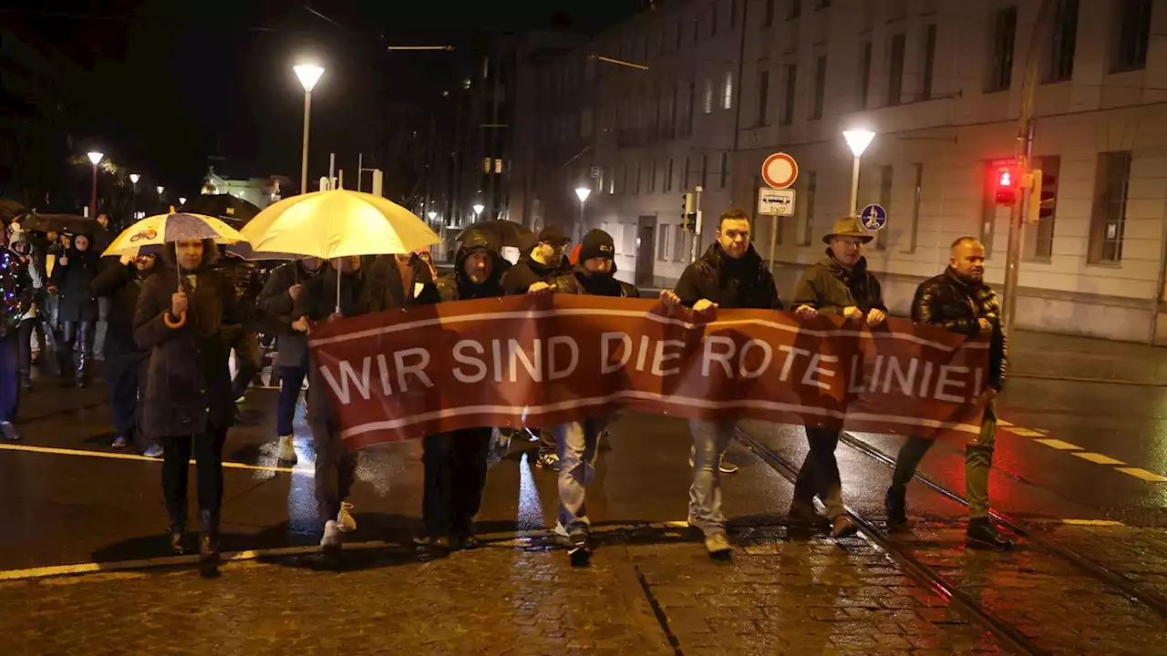 Ausschreitungen bei Corona-Protesten in Magdeburg – Potsdams Bürgermeister auf Gegendemo