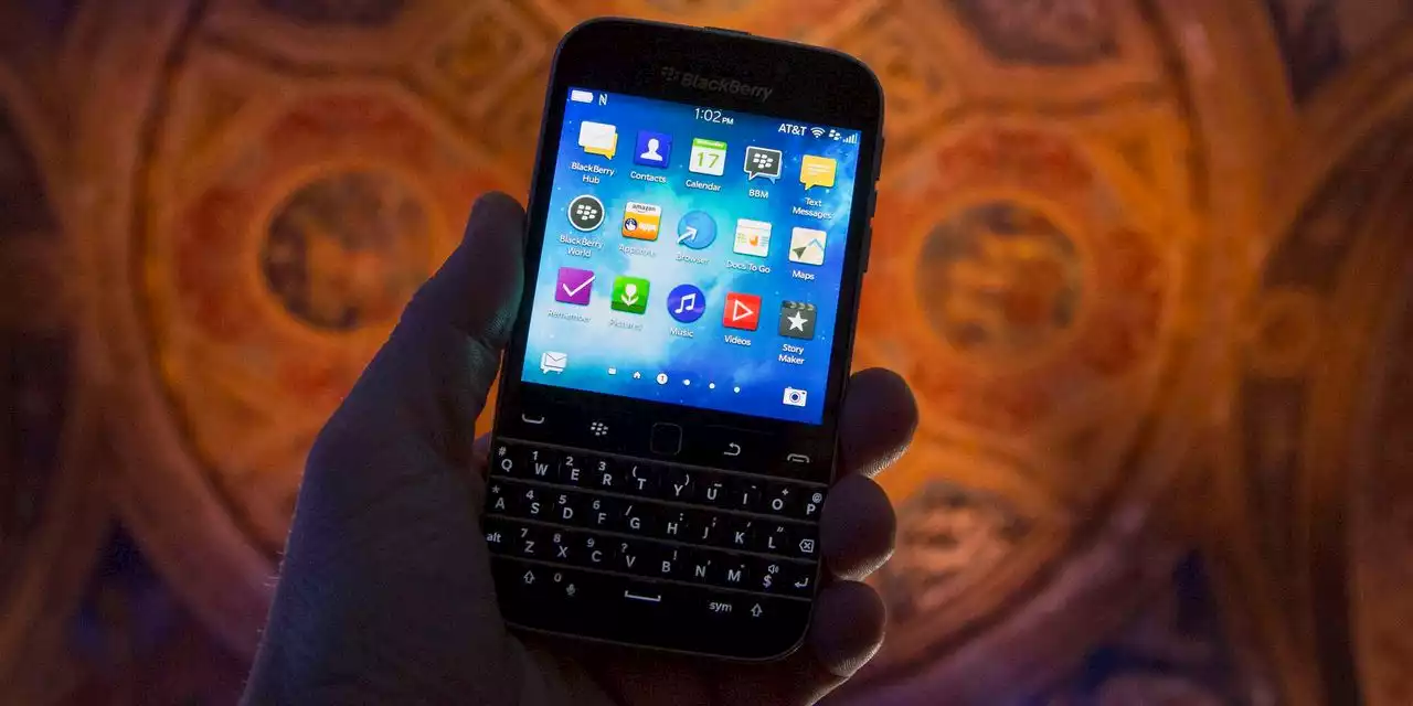 BlackBerry Die-Hards Struggle With Final Blow