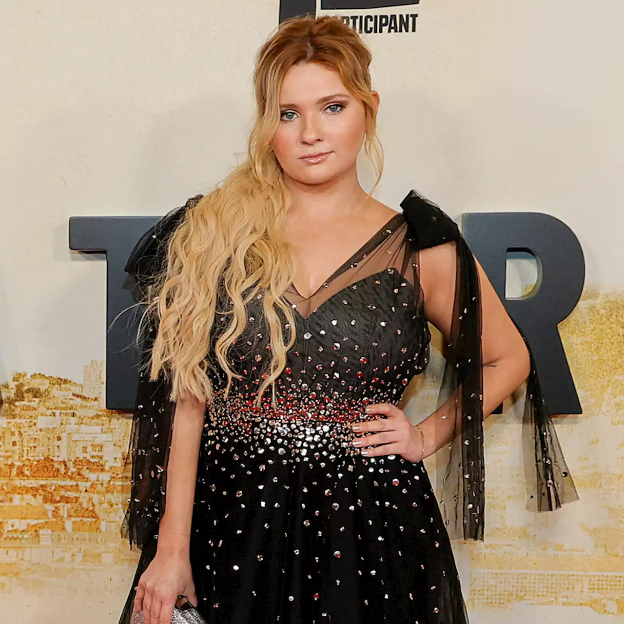 Abigail Breslin Claps Back After Being Called a 'Pathetic Loser' for Wearing Mask - E! Online