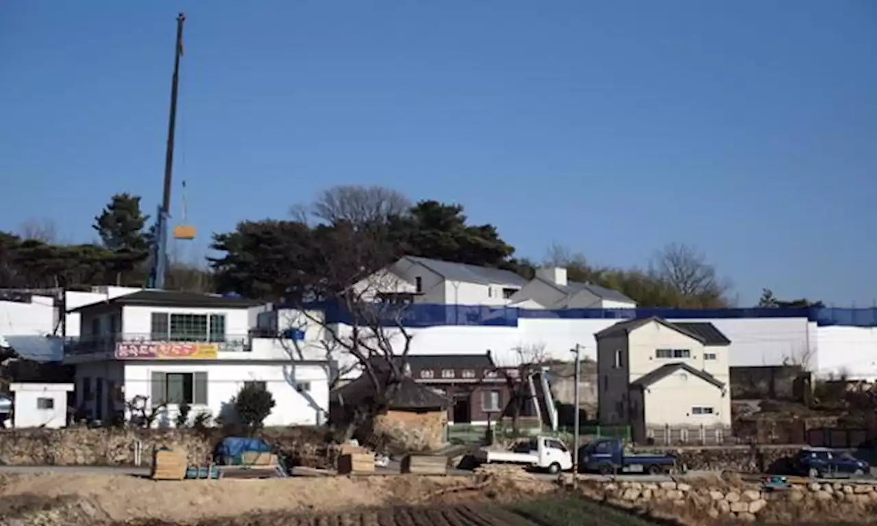 [단독] 모습 드러낸 문 대통령 양산 사저… 공사장 가림막 철거 순간 포착