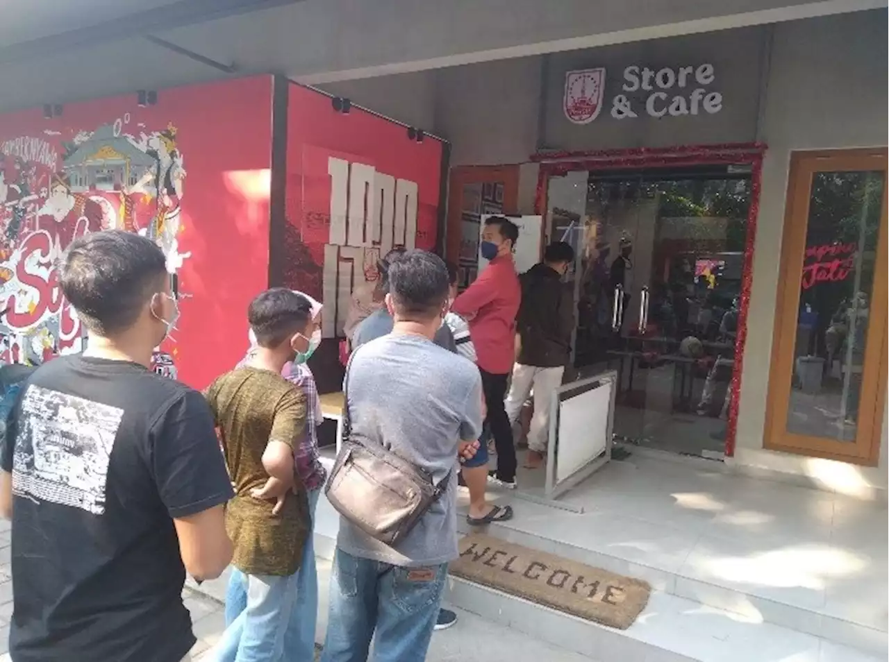 Persis Store Diserbu Fan, Stok 2 Ribu Picis Ludes 1,5 Jam