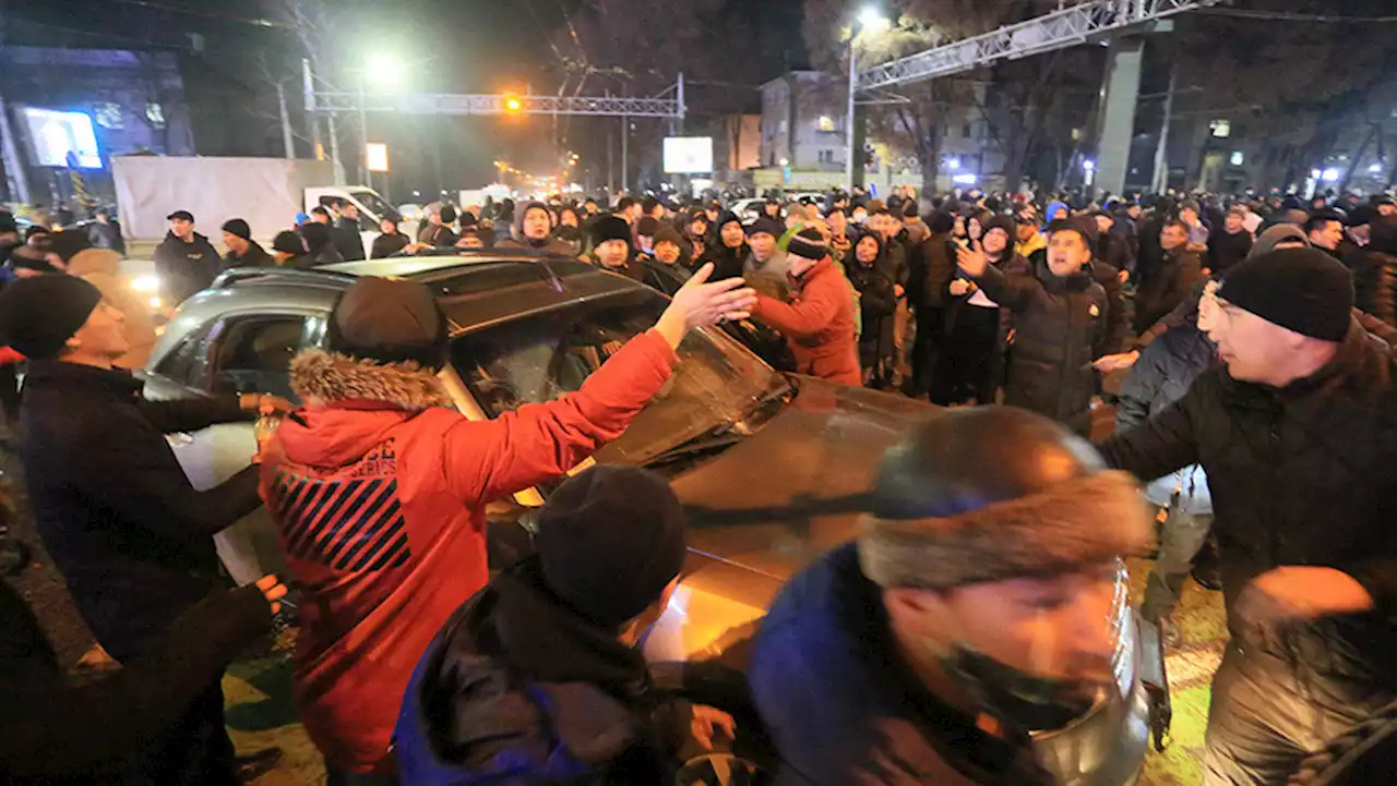 В Казахстане бушуют массовые протесты и отключили интернет. Но матч КХЛ так и не отменили