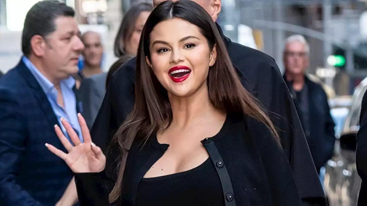 Selena Gomez liebt ihren neuen Y2K-Glam: So beginnt die Sängerin das Jahr 2022