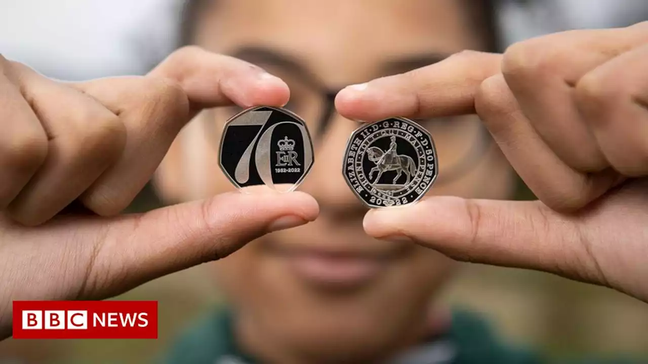 Platinum Jubilee: The Queen depicted on horseback on commemorative coin