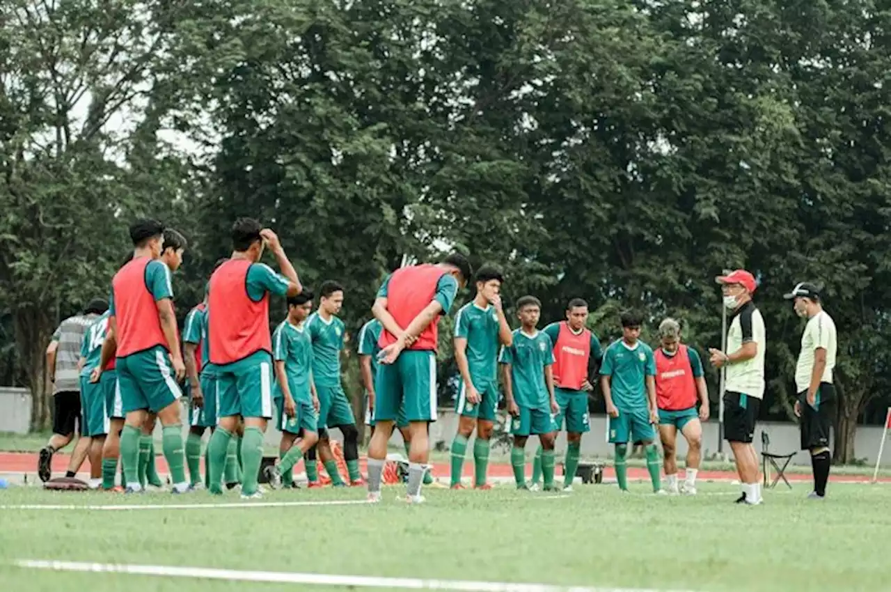 Aji Santoso Beberkan Kunci Kemenangan Persebaya meski Kehilangan Banyak Pemain - Bolasport.com