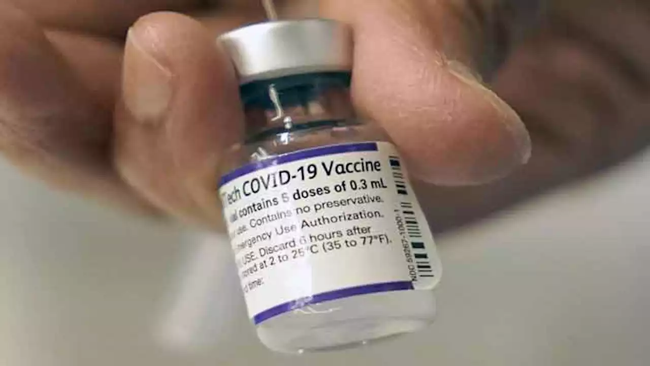 US urges COVID boosters starting at age 12 to fight omicron